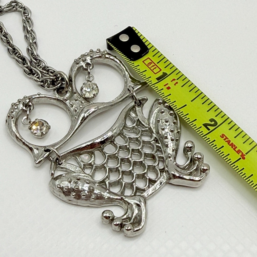 Vintage 23" Silver Tone Chain Frog Amphibian Pendant Necklace w/ Rhinestone Eyes - Picture 7 of 8